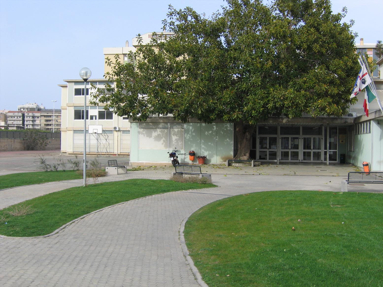 esterno sede Bacaredda Cagliari via grandi